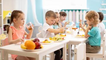 Kinder essen am Tisch