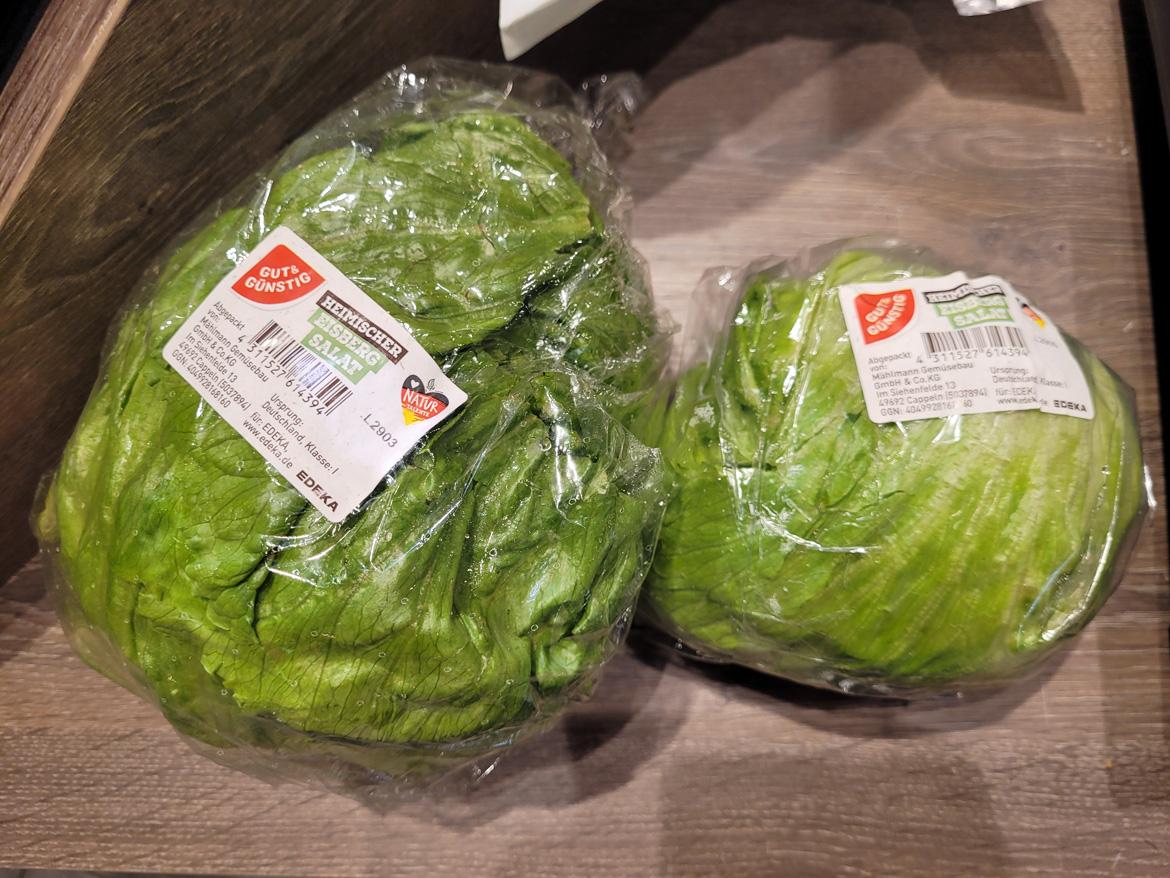 2 Köpfe Eisbergsalat unterschiedlich groß, gleicher Preis