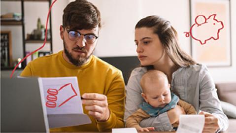 Familie mit Baby schaut auf Brief, Fokuswoche Geld, Sparen