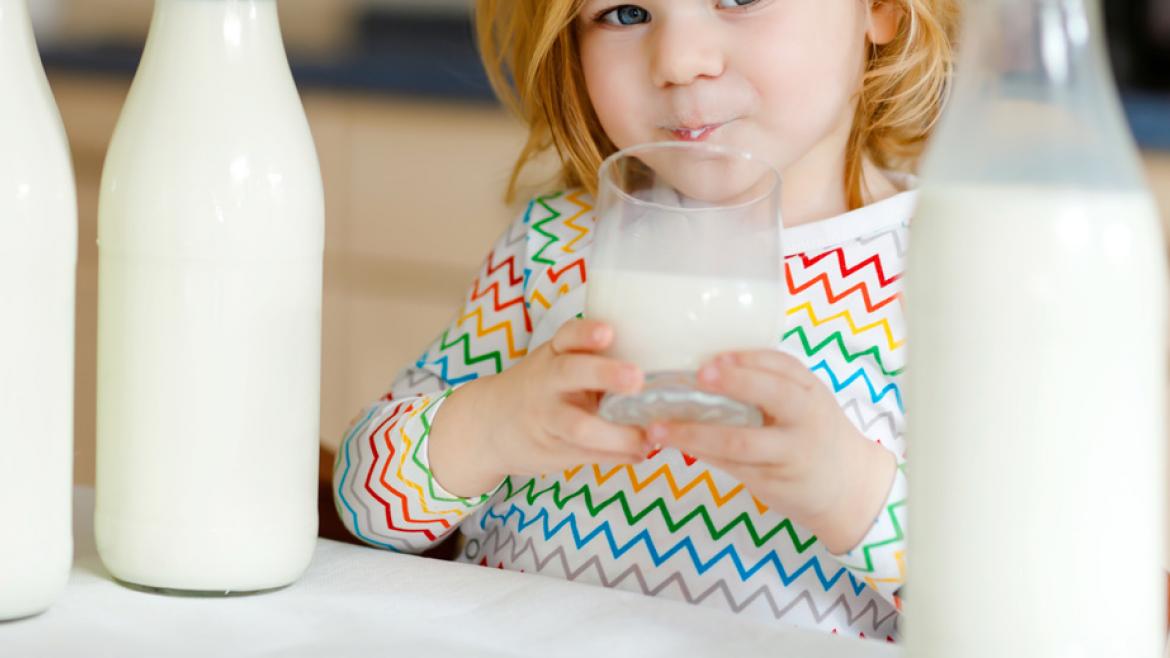 Kind trinkt ein Glas Milch