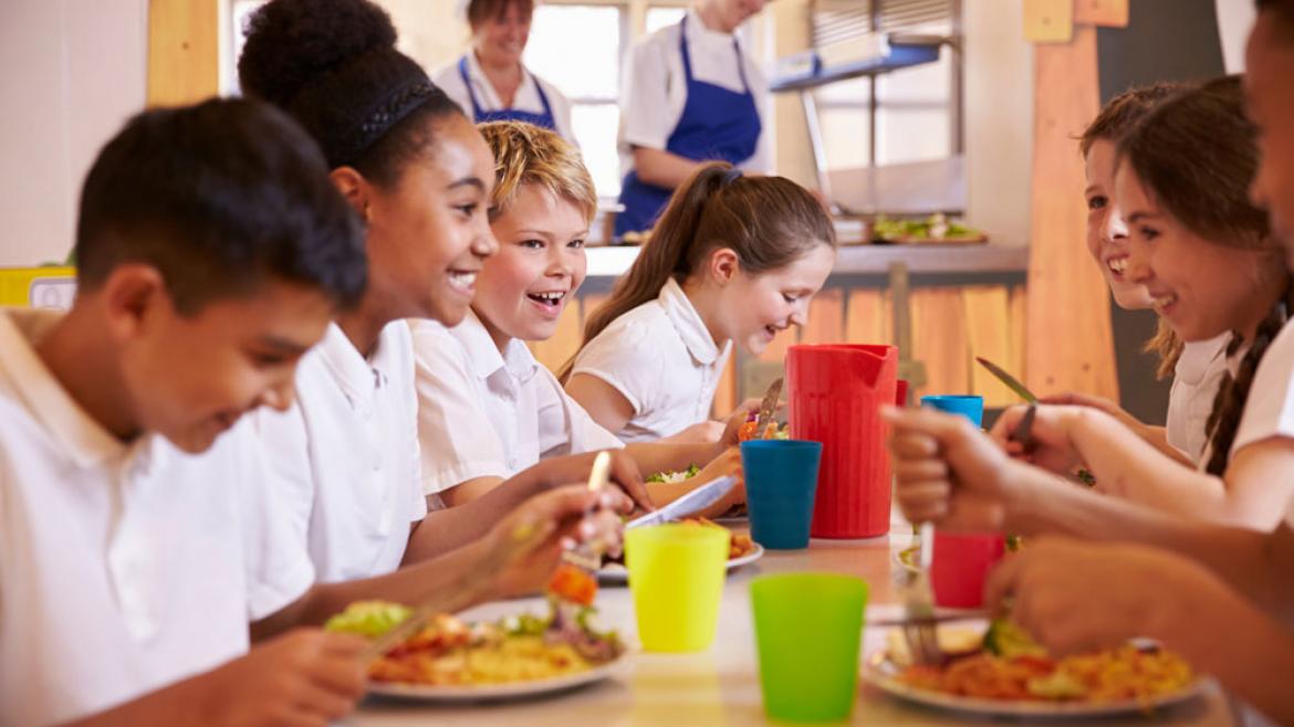 Kinder essen in Mensa