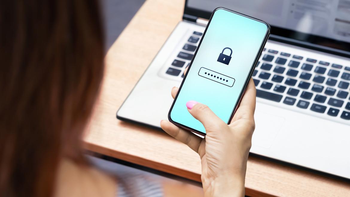 Frau hat Passwort in Smartphone eingegeben