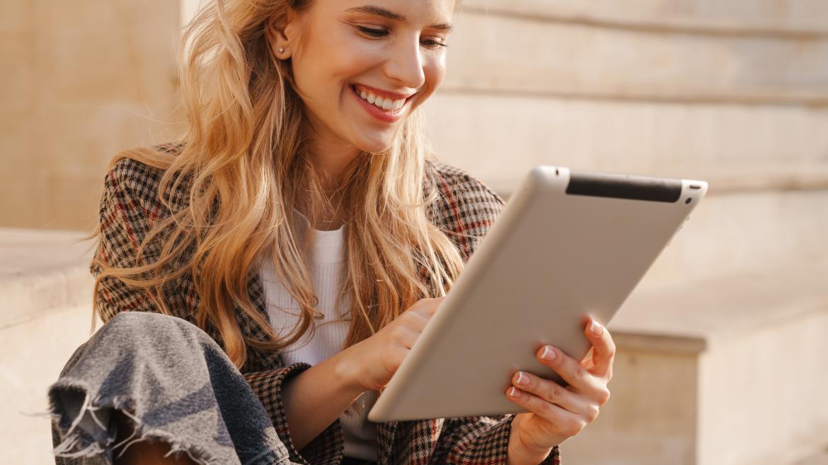 Lächelnde Frau mit Tablet in Hand
