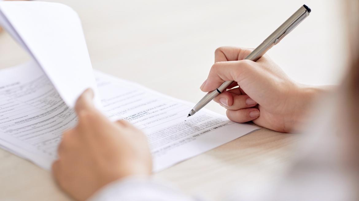 Nahaufnahme Hände Unterschrift Vertrag