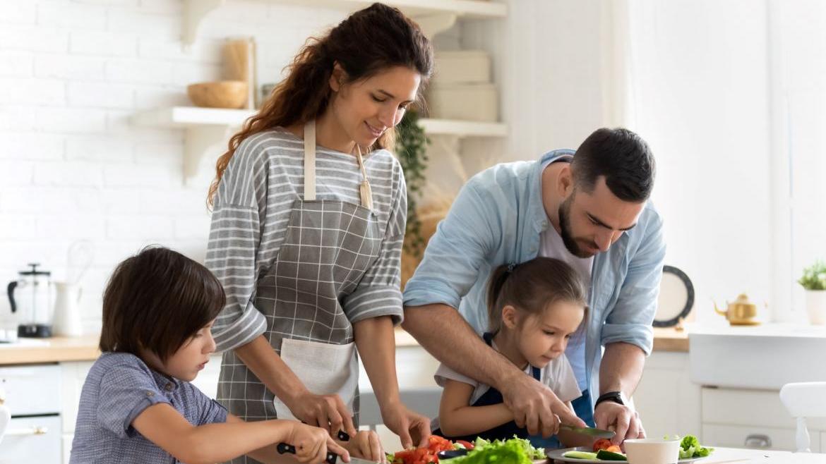 Familie bereitet in der Küche zusammen Essen zu