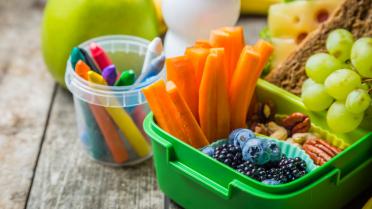 Brotdose mit Gemüse, Obst und Nüssen