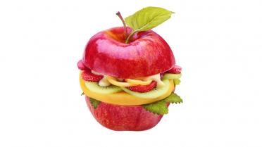 Apfel als Burger, gefüllt mit anderem Obst