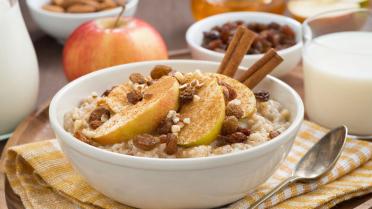 Getreidebrei mit Apfel in Schüssel