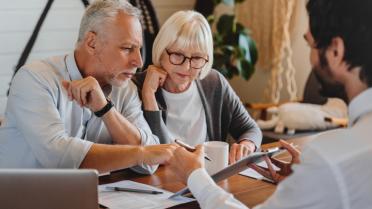 Paar sitzt mit Berater an Tisch