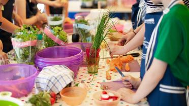 Kinder beim Gemüse schneiden