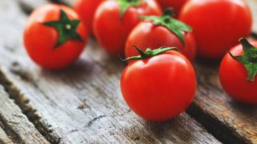 Tomaten auf Holzbrett