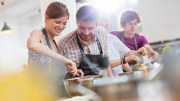 Mehrere Personen in einem Kochkurs