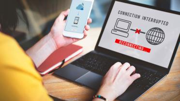 Totalausfall des Internets Frau hat weder am Handy noch am Laptop einen Internetverbindung
