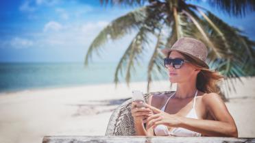 Frau am Strand mit Palmen