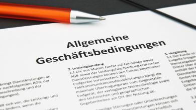 Allgemeine Geschäftsbedingungen und oranger Kugelschreiber