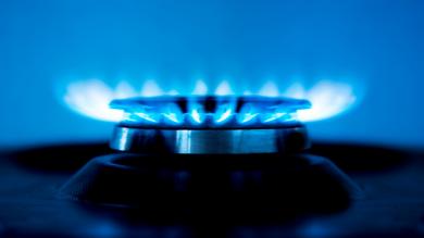 Gasflamme vor dunklem Hintergrund