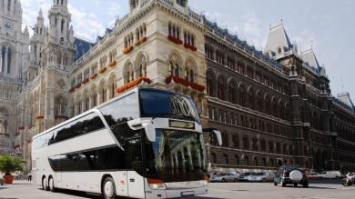 Reisebus vor Sehenswürdigkeit in Wien zu Artikel: Busreise abgesagt - Veranstalter erstattet Anzahlung nicht