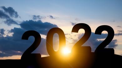 Die Zahlen 2022 vor blauem Himmel bei Sonnenaufgang