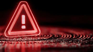 Rotes, leichtendes Warndreieck mit Ausrufezeichen