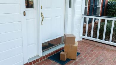Pakete vor Haustür zu Artikel: DHL Paketzustellung - Wenn der Paketbote nicht mehr klingelt