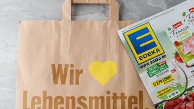 Einkaufstüte Papier von Edeka und Werbeprospekt angeschnitten