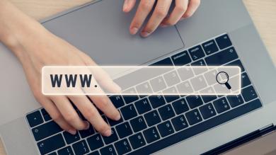 Draufsicht Laptop mit Händen, Eingabe URL