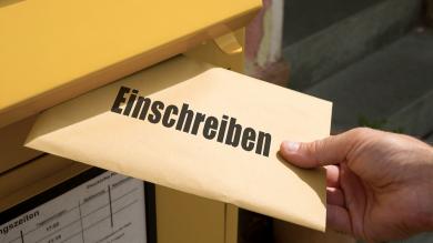 Nahaufnahme Briefkasten, Einschreibebrief