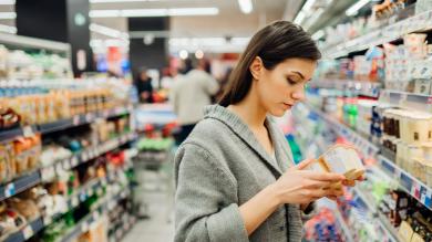 Frau im Supermarkt vor Regal