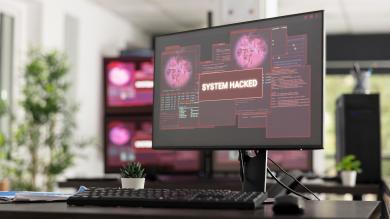 Monitor, auf dem steht, System gehacked