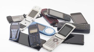 Haufen von alten Smartphones, Handys, Tablets