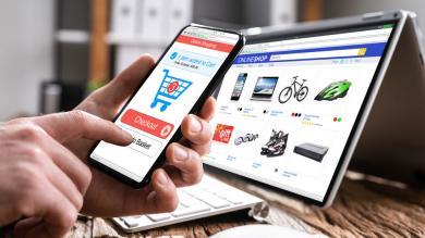 Verbraucher beim Onlineshopping vor Laptop