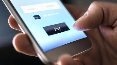 Smartphone in Hand, Bezahl-App geöffnet zu Artikel: LIDL Pay - ;Mit fremden Daten über Bezahl-App eingekauft