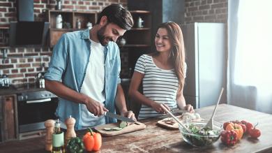 Mann und Frau kochen zu Artikel: Neue Website - Lebensmittel genießen statt wegwerfen