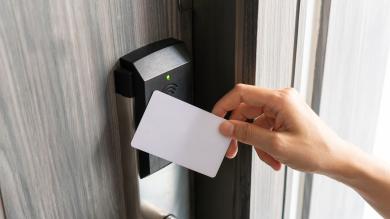 Frau Hand benutzt eine elektronische Schlüsselkarte zum Öffnen eines Hotelzimmers