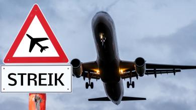 Abhebendes Flugzeug, davor Schild mit Streik
