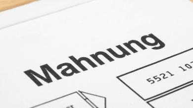 Nahaufnahme einer Mahnung