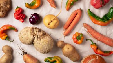 Verschiedenes krummes, schief gewachsenes Gemüse