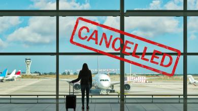 Frau mit Koffer am Flughafen, Urlaub abgesagt