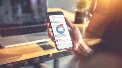 Frau Smartphone hat Mails empfangen
