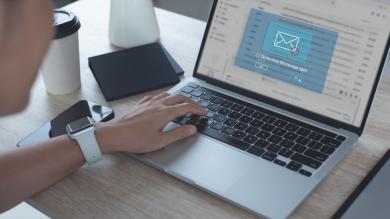 Phishing Mail Warnung auf Laptop