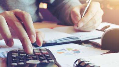 Nahaufnahme Hand Mann rechnet mit Taschenrechner 