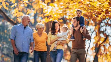Oma, Opa, Familie mit zwei Kindern im Herbstwald zu Artikel: Selbst bestimmen - rechtzeitig vorsorgen