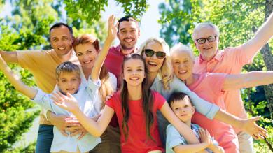 Familie mit Großeltern im Grünen