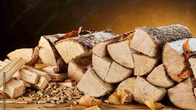 Holz und Pellets gestapelt