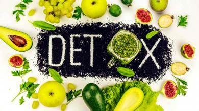 Schild mit Detox und Gemüse drumherum