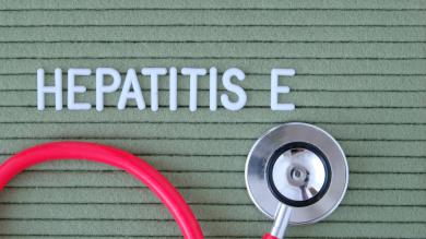 Hepatitis E als Schriftzug mit rotem Stetoskop