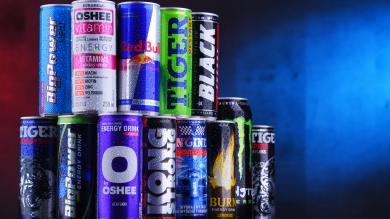 Energydrinks in Dosen auf blauem Hintergrund. Dosen sind gestapelt.