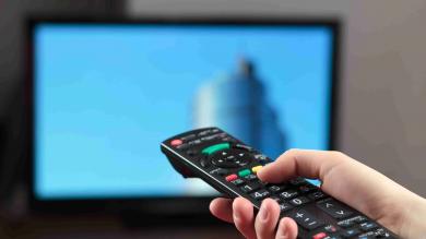 Fernseher und Fernbedienung