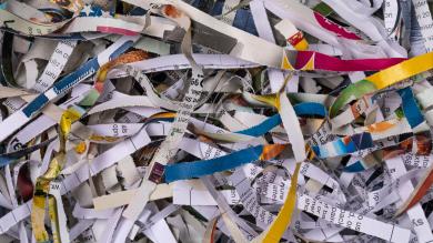 Papierstreifen Zeitungen und Zeitschriften werden vernichtet