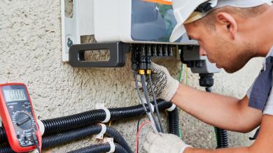 Photovoltaikanlage Handwerker schließt Anlage an